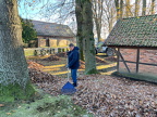 2025-11-22 Backhaus Laubharkaktion bei frostigem Sonnenwetter 010